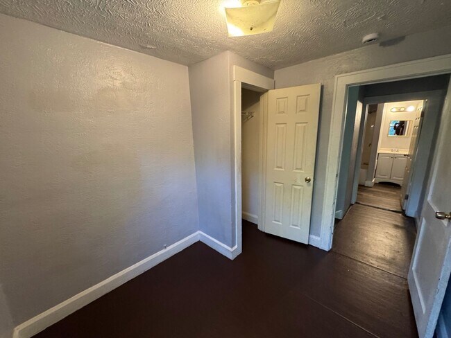 Building Photo - Charming 3-Bedroom Single Family Home Now ...
