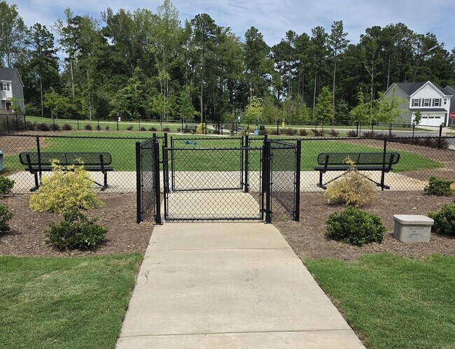 Building Photo - 3BR Like-New Townhome – GREAT PRICE - Community Pool/Playground