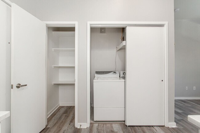 Building Photo - 1 Bedroom, 1 Bath Condo!