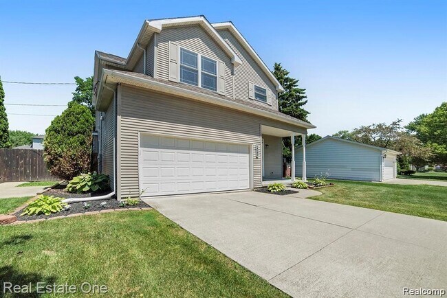 Building Photo - 2043 Vermont Ave