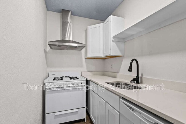Building Photo - 3101 Azalea Dr