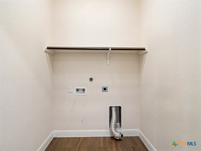 Building Photo - 538 Carriage House