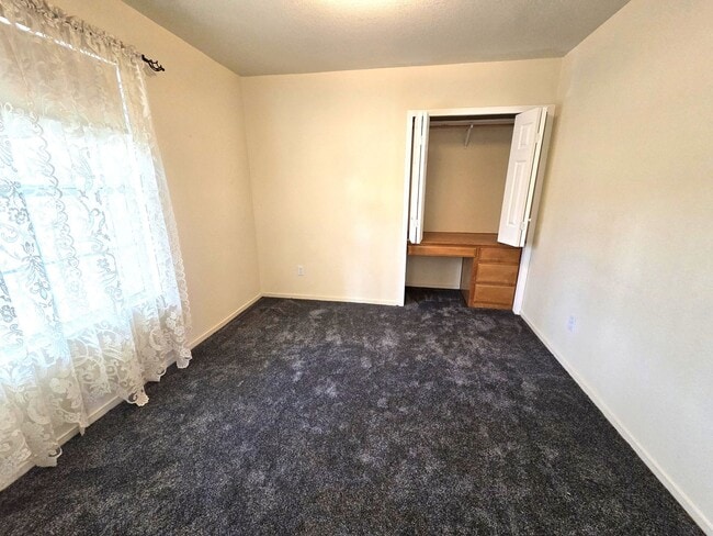 Building Photo - Immaculate 3 Bedroom 2 Bath Home