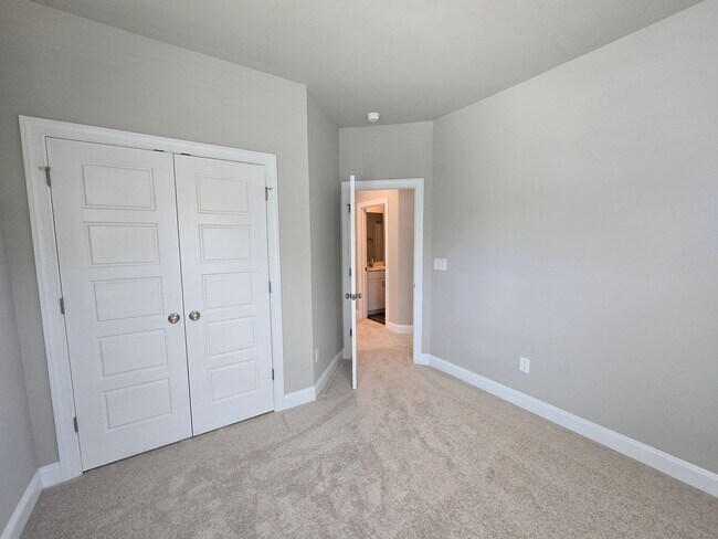 Building Photo - Modern Urban Elegance Meets Functionality