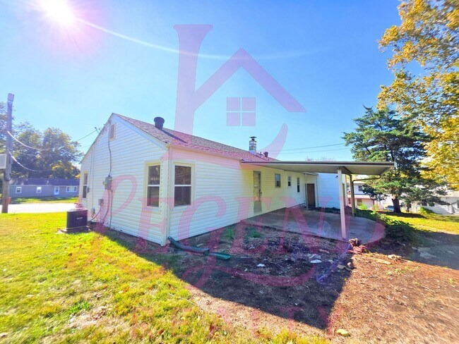 Building Photo - Charming 3-Bedroom with Huge Yard & Covere...