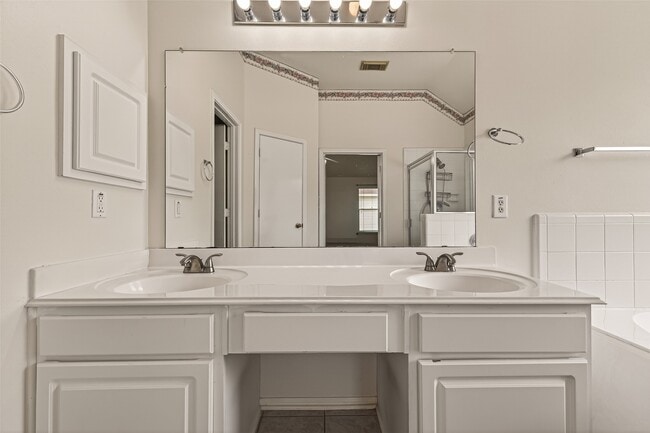 Building Photo - 15903 Timber Chase Dr