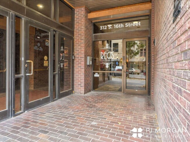 Building Photo - Great downtown location!