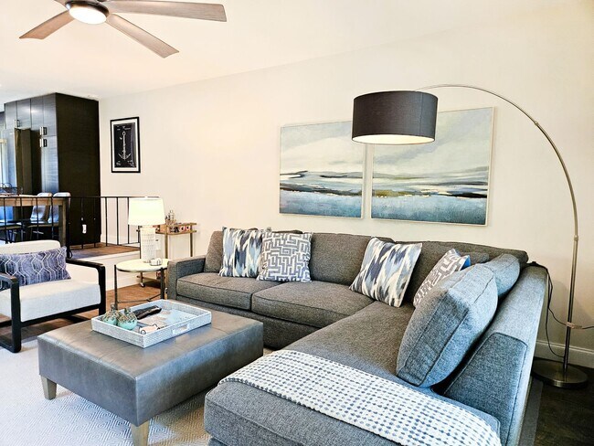 Building Photo - Seasonal Short-Term Venice Island Townhouse Steps from Venice Beach!