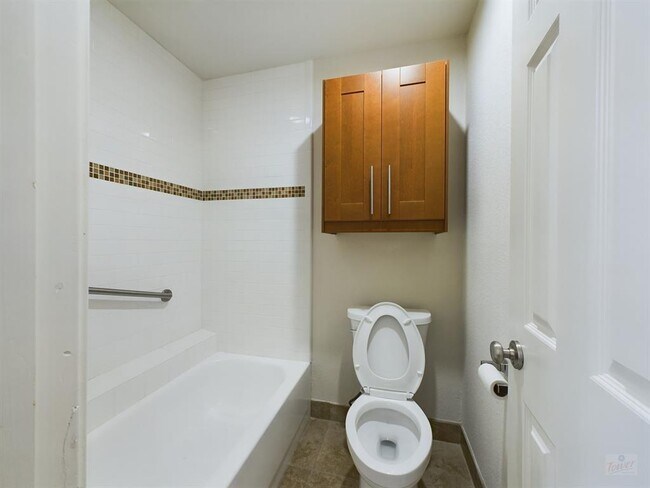 Building Photo - 7685 Northcross Dr