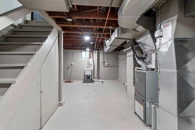 Building Photo - AVAILABLE NOW! RENOVATED 3-BEDROOM!