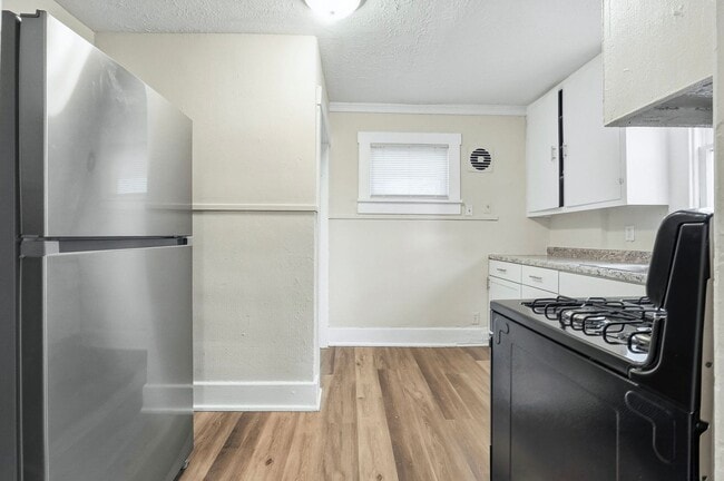 Building Photo - Updated 3-Bedroom Home with New Kitchen & Carpet