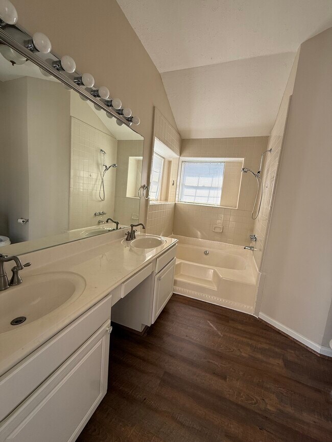 Building Photo - 11980 La Salle River Rd