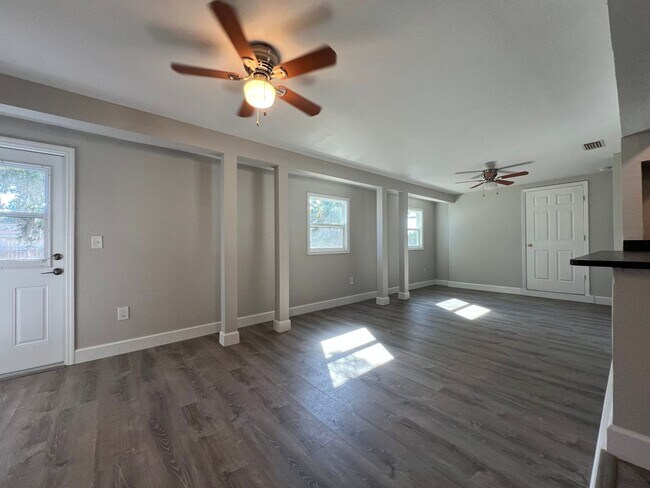 Building Photo - $1,695 ** Annual ** Available 6/1/26 ** Recently Upgraded **3 Bedroom / 2 Bath * Port Charlotte