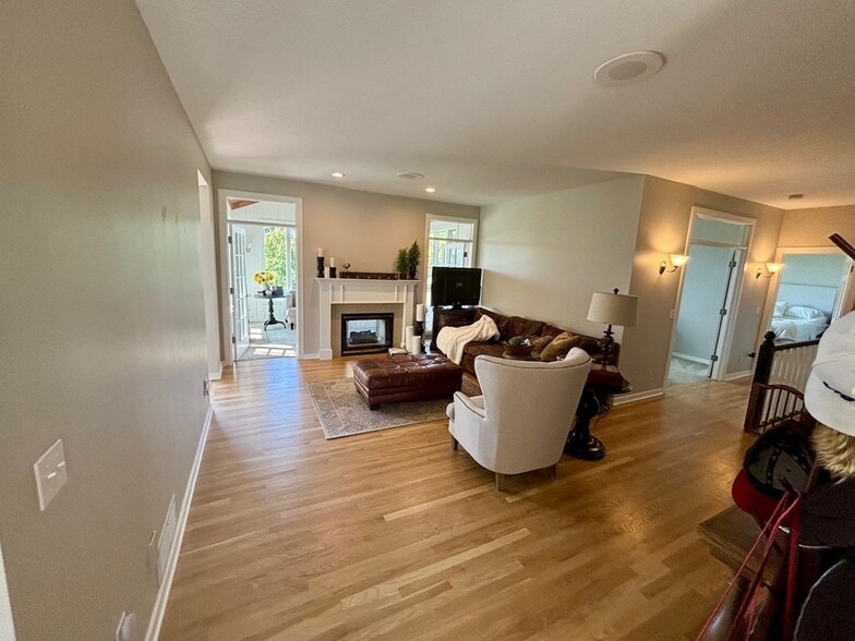 Building Photo - 2077 Woodstone Dr