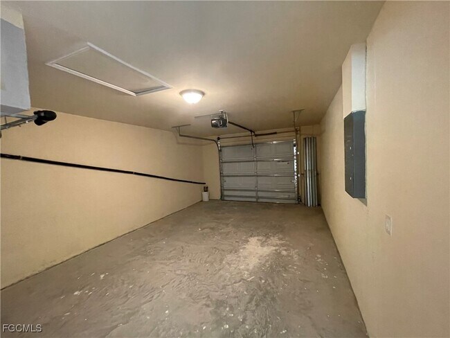 Building Photo - 533 SE 6th Pl