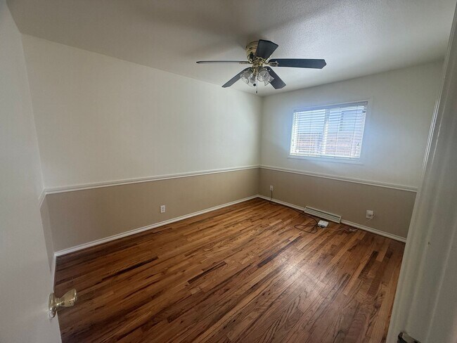 Building Photo - $0 DEPOSIT OPTION. CLASSIC CHARACTER MEETS COMFORT: 2-BED, 1-BATH IN AN INVITING TRIPLEX