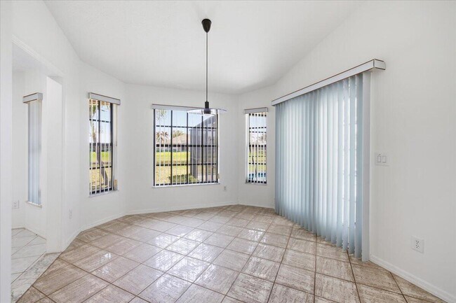 Building Photo - 1902 SE Gaskins Cir