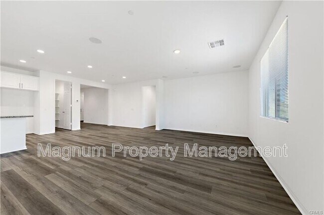 Building Photo - 21122 Saratoga Dr