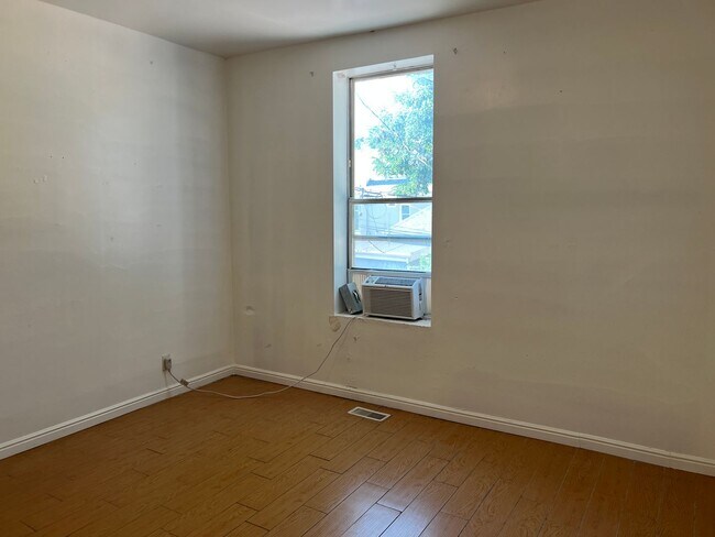 Building Photo - Good size private guy room in avenues !