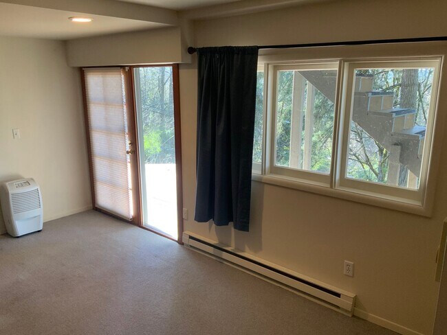 Building Photo - 3 Bedroom House in Hendrick's Park Area
