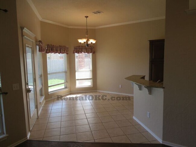 Building Photo - Moore 3/2 bed plus office and a storm shel...