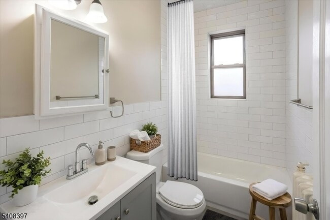 Building Photo - 204 Church St