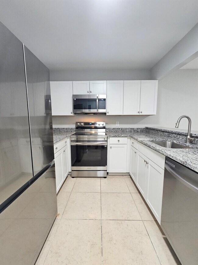 Building Photo - 1545 Lake Crystal Dr