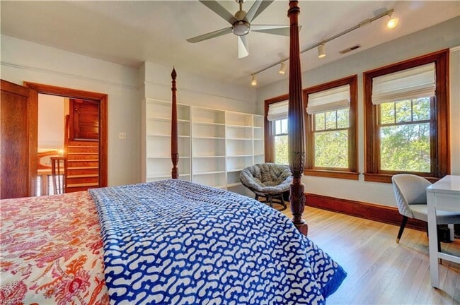 Building Photo - LARCHMONT