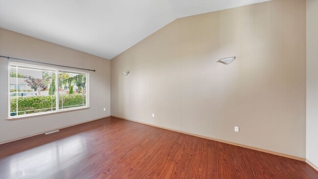 Building Photo - 3 Bed 2.5 Bath - 3 Car Garage - Groups -  ...