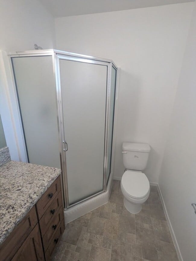 Building Photo - Single Story Home 4 bedroom + Enclosed pat...