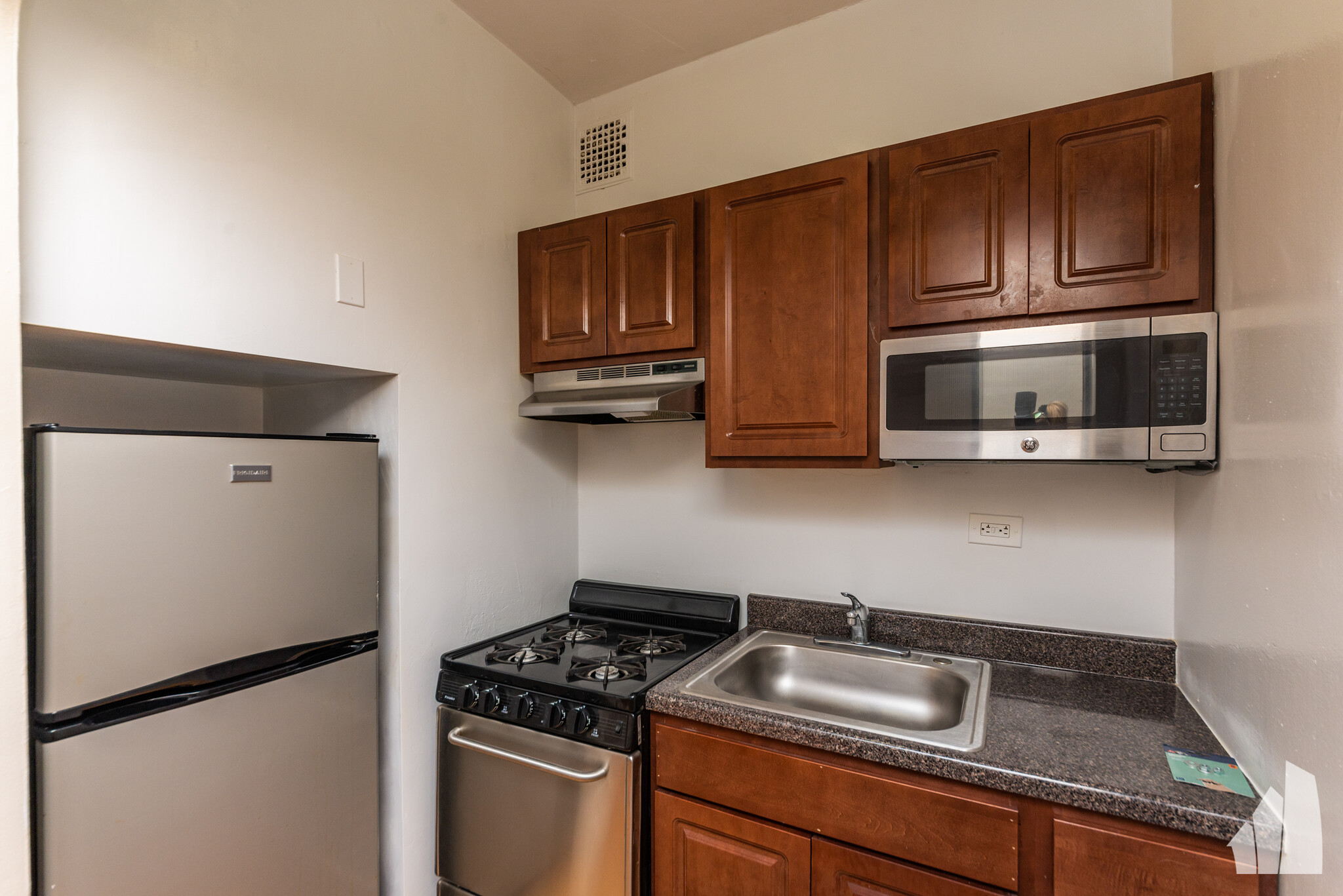 Building Photo - 948 W Cuyler Ave