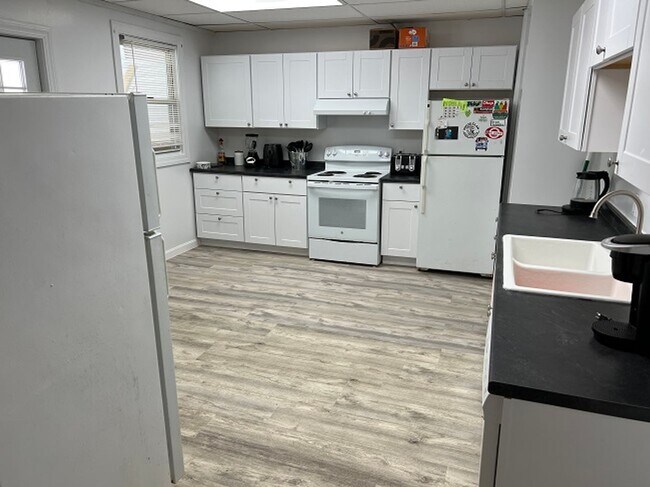 Primary Photo - 98 N Main Ave