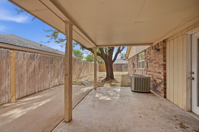 Building Photo - Space, Style, and 2 Bedrooms: South Lubbock Steal!