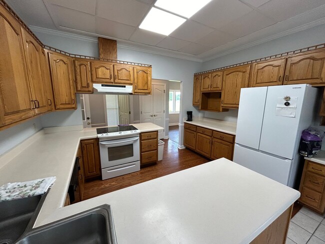 Building Photo - Desirable Oakland Home on Acreage. Owner W...