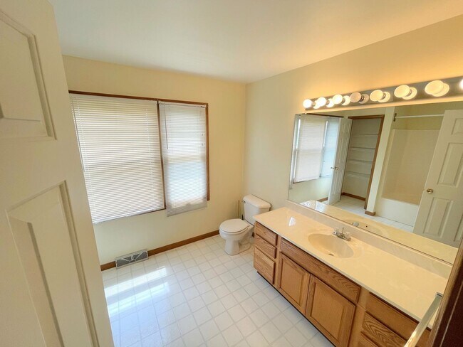 Building Photo - Spacious 3 bed 2.5 Bath Home Ready to Rent...