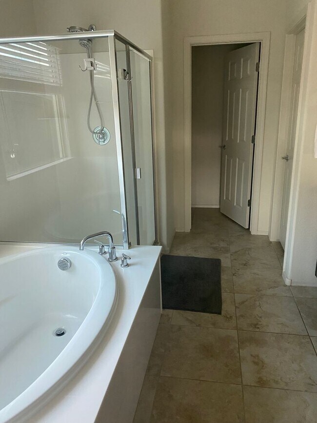 Building Photo - Fully furnished short term rental in Florence w/heated pool and spa