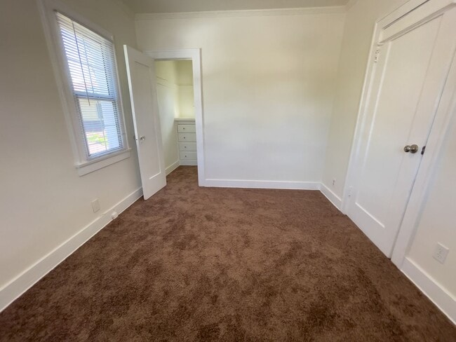 Building Photo - Charming 2nd-Floor 1BR in Alhambra | New Carpet, Granite Counters & Free Laundry!