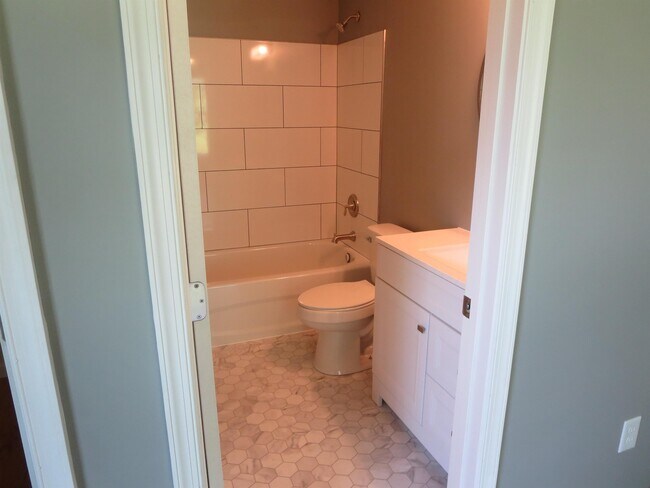 Building Photo - 324 2nd St