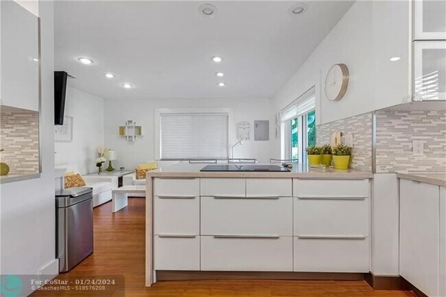 Building Photo - 812 E Cypress Ln