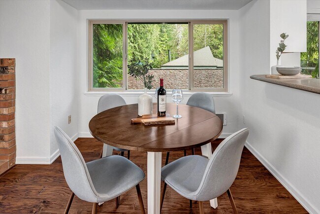 Building Photo - Updated 2 bed Downtown Redmond Condo w/Pool and EV Charging