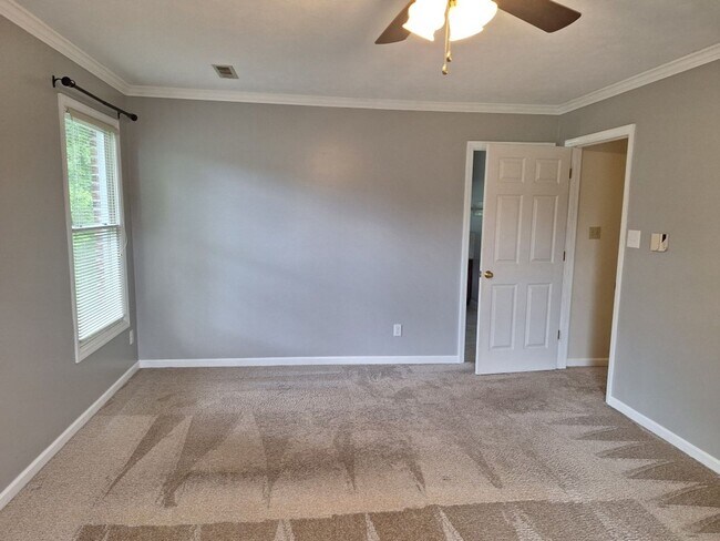 Building Photo - 4bd/3 bath located in desirable neighbor in Fox Den Subdivision in West Knoxville