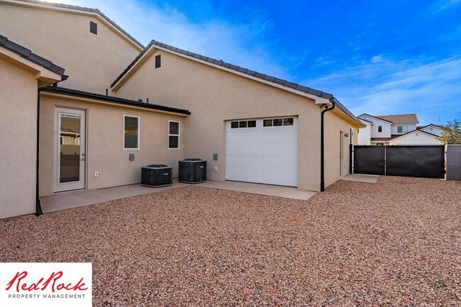 Building Photo - 7 Bedroom Home with 5 Car Garage