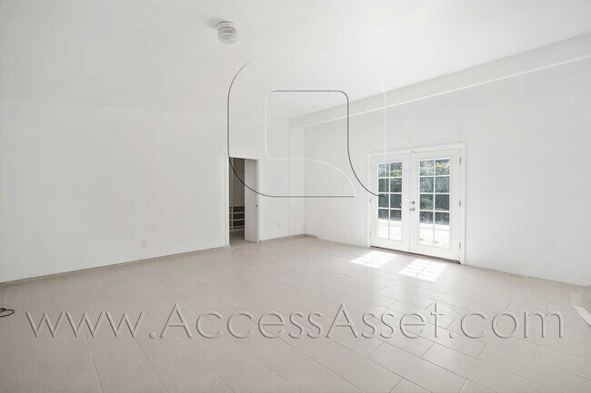 Building Photo - Spacious 3-Bedroom Torrance Home with Private Yard & Modern Interior