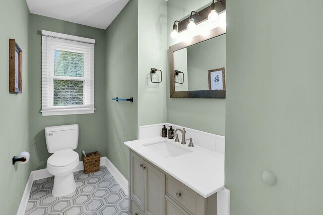 Building Photo - Fully Furnished Home in the Heart of Southside Savannah!