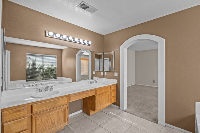 Building Photo - 620 Walnut Cir