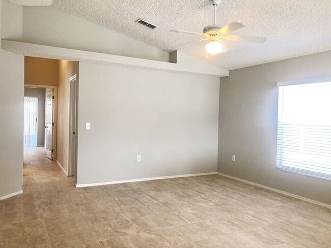 Building Photo - CUTE 3 BED 2 BATH HOME with SINGLE GARAGE IN SOUTHEAST ORLANDO