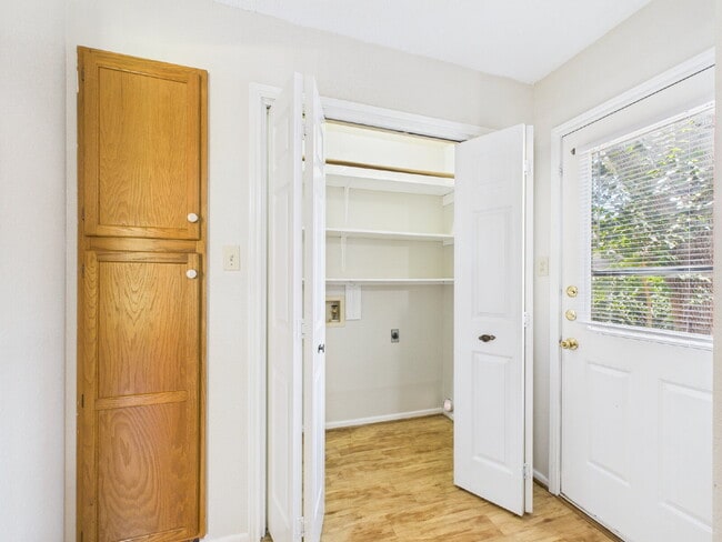 Building Photo - 2-Bed Duplex on Frederick Road !"