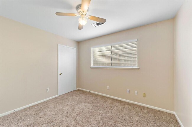 Building Photo - 5522 Ariel St