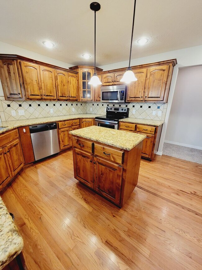 Building Photo - Prairie View Estates,  4 BR - 3 Car Garage...
