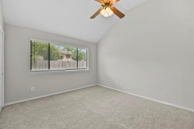 Building Photo - 2035 Woodhue Dr